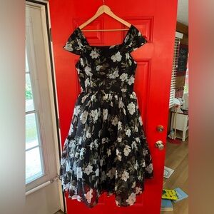 Ivy City Co magnolia black and white floral dress size 16 NWT